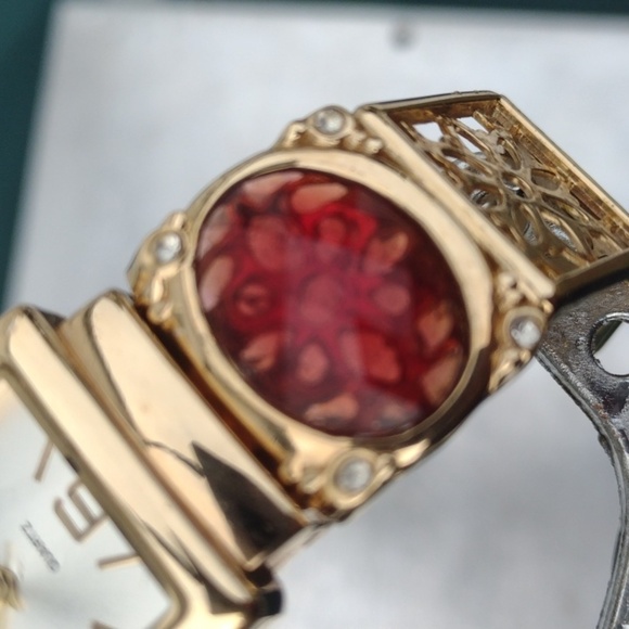 Gold GS Women's Watch with Red Accents - Picture 4 of 4